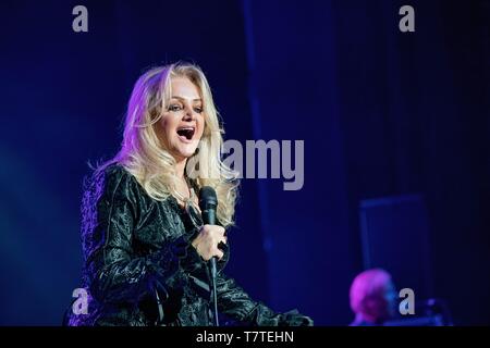 Berlino, Germania. 08 Maggio, 2019. 08.05.2019, British pop e rock cantante Bonnie Tyler sul suo tra la terra e le stelle Live 2019 tour in Admiralspalast a Berlino. | Utilizzo di credito in tutto il mondo: dpa/Alamy Live News Foto Stock