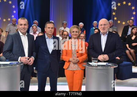 Colonia, Germania. 07 Maggio, 2019. Poitiker Manfred Weber dal conservatore, EVP l-r, i moderatori Andreas Cichowicz ed Ellen Ehni e uomo politico Frans Timmermans del Social Democratico PES nella ARD arena elettorale per le elezioni europee 2019 - Nella trasmissione live 100 spettatori nelle elezioni arena di Colonia può chiedere al Parlamento top domande di candidati per 90 minuti. Credito: Horst Galuschka/dpa/Horst Galuschka dpa/Alamy Live News Foto Stock