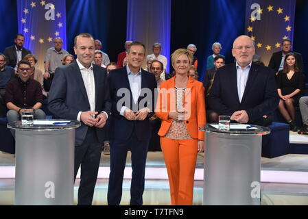 Colonia, Germania. 07 Maggio, 2019. Poitiker Manfred Weber dal conservatore, EVP l-r, i moderatori Andreas Cichowicz ed Ellen Ehni e uomo politico Frans Timmermans del Social Democratico PES nella ARD arena elettorale per le elezioni europee 2019 - Nella trasmissione live 100 spettatori nelle elezioni arena di Colonia può chiedere al Parlamento top domande di candidati per 90 minuti. Credito: Horst Galuschka/dpa/Horst Galuschka dpa/Alamy Live News Foto Stock