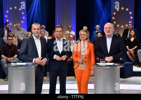 Colonia, Germania. 07 Maggio, 2019. Poitiker Manfred Weber dal conservatore, EVP l-r, i moderatori Andreas Cichowicz ed Ellen Ehni e uomo politico Frans Timmermans del Social Democratico PES nella ARD arena elettorale per le elezioni europee 2019 - Nella trasmissione live 100 spettatori nelle elezioni arena di Colonia può chiedere al Parlamento top domande di candidati per 90 minuti. Credito: Horst Galuschka/dpa/Horst Galuschka dpa/Alamy Live News Foto Stock