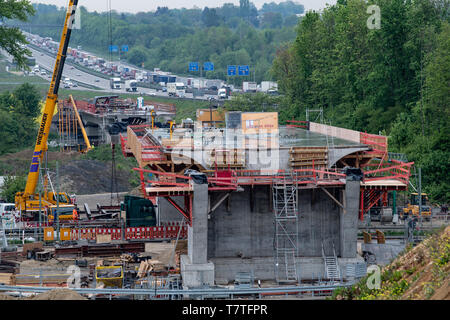 Wendlingen, Germania. 08 Maggio, 2019. Il molo incompiuto di un sovrappasso ferroviario si trova sul sito della costruzione della nuova linea Wendlingen-Ulm del Stuttgart-Ulm progetto ferroviario accanto all'autostrada 8. Oltre a una nuova ferrovia ponte sul fiume Neckar, il Albvorlandtunnel, che sarà più di 8000 metri di lunghezza dopo il completamento, sarà anche costruita per la linea ferroviaria. Credito: Fabian Sommer/dpa/Alamy Live News Foto Stock