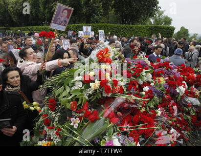 Kiev, Ucraina. Il 9 maggio, 2019. Gli ucraini eseguire ritratti di i veterani della Seconda guerra mondiale durante la Giornata della vittoria festeggiamenti, nei pressi della tomba del Milite Ignoto a Kiev, Ucraina, 09 maggio 2019. La gente dei paesi dell'ex-URSS celebrare la 74anniversario della vittoria sulla Germania Nazista durante la Seconda Guerra Mondiale. Credito: Serg Glovny/ZUMA filo/Alamy Live News Foto Stock