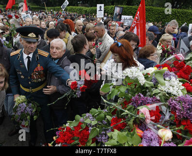 Kiev, Ucraina. Il 9 maggio, 2019. Gli ucraini eseguire ritratti di i veterani della Seconda guerra mondiale durante la Giornata della vittoria festeggiamenti, nei pressi della tomba del Milite Ignoto a Kiev, Ucraina, 09 maggio 2019. La gente dei paesi dell'ex-URSS celebrare la 74anniversario della vittoria sulla Germania Nazista durante la Seconda Guerra Mondiale. Credito: Serg Glovny/ZUMA filo/Alamy Live News Foto Stock