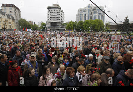 Kiev, Ucraina. Il 9 maggio, 2019. Gli ucraini eseguire ritratti di i veterani della Seconda guerra mondiale durante la Giornata della vittoria festeggiamenti, nei pressi della tomba del Milite Ignoto a Kiev, Ucraina, 09 maggio 2019. La gente dei paesi dell'ex-URSS celebrare la 74anniversario della vittoria sulla Germania Nazista durante la Seconda Guerra Mondiale. Credito: Serg Glovny/ZUMA filo/Alamy Live News Foto Stock