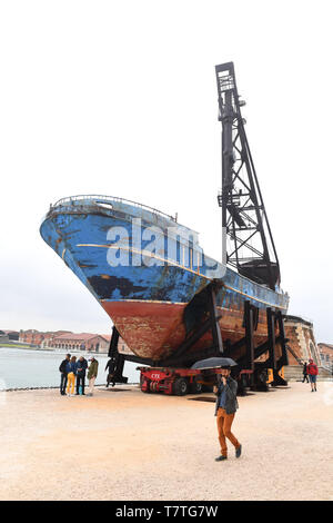 Venezia, Italia. 08 Maggio, 2019. Il relitto della barca Nostra, una nave che affondò nel 2015 e aveva 700 migranti a bordo, sorge nell'Arsenale presso la Biennale Arte Venezia 2019. Il naufragio può essere visto come un arte di installazione di Christoph Büchel. L'esposizione internazionale d'arte inizia il 11.05.2019 e termina il 24.11.2019. Credito: dpa picture alliance/Alamy Live News Foto Stock