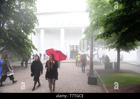 Venezia, Italia. 08 Maggio, 2019.i visitatori a piedi attraverso i motivi prima dell'avvio ufficiale del 2019 Biennale di Venezia. L'esposizione internazionale d'arte inizia il 11.05.2019 e termina il 24.11.2019. Credito: dpa picture alliance/Alamy Live News Foto Stock