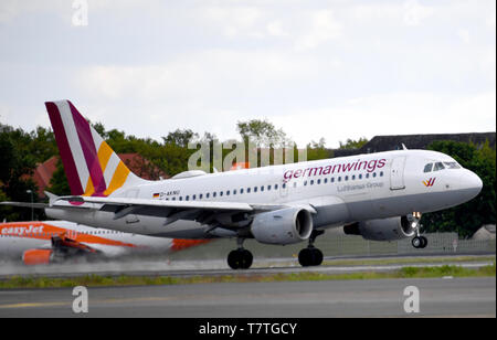 Berlino, Germania. 07 Maggio, 2019. Un aereo della compagnia aerea Germanwings atterra all'aeroporto di Tegel, mentre in background di un aereo della compagnia aerea easyJet è in piedi sull'asfalto. Credito: Monika Skolimowska/dpa-Zentralbild/dpa/Alamy Live News Foto Stock