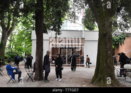 Venezia, Italia. 08 Maggio, 2019.I visitatori stand alla Biennale Arte Venezia 2019 nella parte anteriore del padiglione della Cecoslovacchia. L'esposizione internazionale d'arte inizia il 11.05.2019 e termina il 24.11.2019. Credito: dpa picture alliance/Alamy Live News Foto Stock