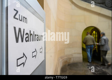 Hannover, Germania. 09 Maggio, 2019. Nella New Town Hall vi è un cartello con la scritta "Zum Wahlraum' per la absentee scrutinio per le elezioni europee del 26 maggio 2019. Credito: Christophe Gateau/dpa/Alamy Live News Foto Stock