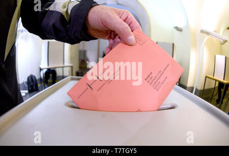 Hannover, Germania. 09 Maggio, 2019. Un uomo mette il suo turno di scrutinio lettera in un urna per il voto postale per le elezioni europee del 26 maggio 2019. Credito: Christophe Gateau/dpa/Alamy Live News Foto Stock