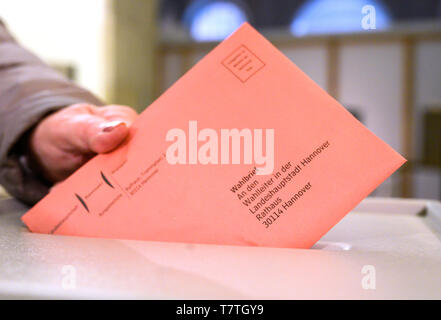 Hannover, Germania. 09 Maggio, 2019. Un uomo mette il suo turno di scrutinio lettera in un urna per il voto postale per le elezioni europee del 26 maggio 2019. Credito: Christophe Gateau/dpa/Alamy Live News Foto Stock