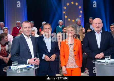 Da sinistra: Manfred WEBER, CSU, EPP candidato di piombo, Andreas CICHOWICZ, editor-in-chief Norddeutscher Rundfunk NDR, Ellen EHNI, editor-in-chief WDR Westdeutscher Rundfunk, Frans TIMMERMANS, Franciscus Cornelis Gerardus Maria "Frans Timmermans". Portare candidato del PSE, 'Wahlarena' nella prima con il leader europeo candidati Frans Timmermans (PES) e Manfred Weber (EPP), WDR Koeln-Bocklemuend, 07.05.2019, | Utilizzo di tutto il mondo Foto Stock