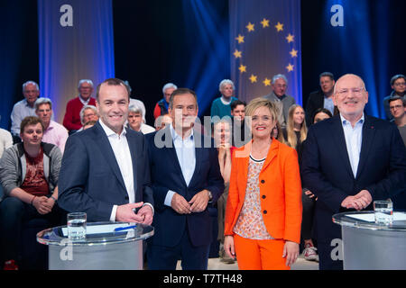 Da sinistra: Manfred WEBER, CSU, EPP candidato di piombo, Andreas CICHOWICZ, editor-in-chief Norddeutscher Rundfunk NDR, Ellen EHNI, editor-in-chief WDR Westdeutscher Rundfunk, Frans TIMMERMANS, Franciscus Cornelis Gerardus Maria "Frans Timmermans". Portare candidato del PSE, 'Wahlarena' nella prima con il leader europeo candidati Frans Timmermans (PES) e Manfred Weber (EPP), WDR Koeln-Bocklemuend, 07.05.2019, | Utilizzo di tutto il mondo Foto Stock