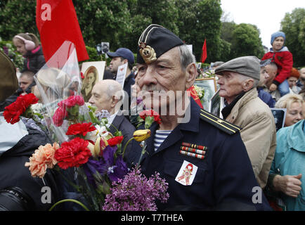 Kiev, Ucraina. Il 9 maggio, 2019. Gli ucraini fiori di laici per la Tomba del Soldato sconosciuto durante la Giornata della vittoria festeggiamenti, a Kiev, Ucraina, 09 maggio 2019. La gente dei paesi dell'ex-URSS celebrare la 74anniversario della vittoria sulla Germania Nazista durante la Seconda Guerra Mondiale. Credito: Serg Glovny/ZUMA filo/Alamy Live News Foto Stock