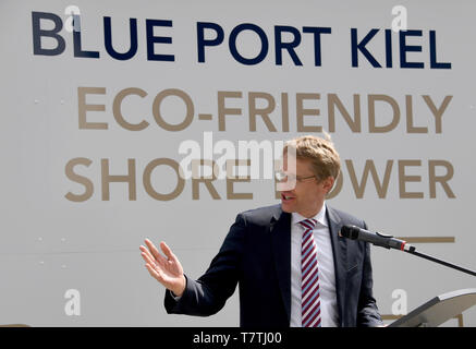 Kiel, Germania. 09 Maggio, 2019. Daniel Günther (CDU), il primo ministro del Land Schleswig-Holstein, parla alla cerimonia di inaugurazione del nuovo shore power connection. Il milione e mezzo di euro overnight è inizialmente destinato solo per i traghetti, il prossimo anno sarà Landstrom anche la fornitura di navi da crociera sul Ostseekai e i traghetti svedese. Credito: Carsten Rehder/dpa/Alamy Live News Foto Stock