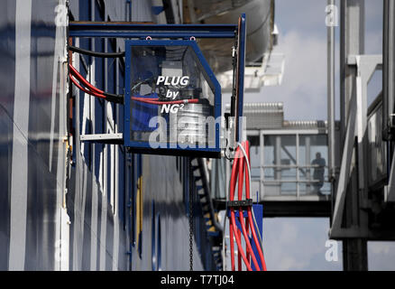 Kiel, Germania. 09 Maggio, 2019. Il primo shore-lato impianto di alimentazione per grandi navi passeggeri è collegato al traghetto 'colore fantasia' a Norwegenkai. Il milione e mezzo di euro overnight è inizialmente destinato solo per i traghetti, il prossimo anno sarà Landstrom anche la fornitura di navi da crociera sul Ostseekai e i traghetti svedese. Credito: Carsten Rehder/dpa/Alamy Live News Foto Stock