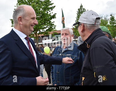 Nel Land di Brandeburgo, in Germania. 09 Maggio, 2019. Dietmar Woidke (SPD), il primo ministro del Land di Brandeburgo, i colloqui per i visitatori alla 29a Brandeburgo fiera agricola. Il settore agricolo, forestale e delle industrie alimentari sarà presente con la tecnologia più recente e le opportunità di formazione a Brala. In aggiunta, gli animali da allevamento sono presentati a livello nazionale mostrano animali. Credito: dpa picture alliance/Alamy Live News Foto Stock