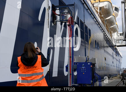 Kiel, Germania. 09 Maggio, 2019. Il primo shore-lato impianto di alimentazione per grandi navi passeggeri è collegato al traghetto 'colore fantasia' a Norwegenkai. Il milione e mezzo di euro overnight è inizialmente destinato solo per i traghetti, il prossimo anno sarà Landstrom anche la fornitura di navi da crociera sul Ostseekai e i traghetti svedese. Credito: Carsten Rehder/dpa/Alamy Live News Foto Stock