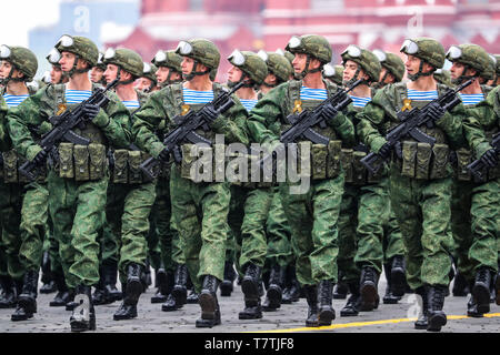 Mosca, Russia. Il 9 maggio, 2019. Soldati marzo sulla Piazza Rossa per la vittoria di parata del giorno a Mosca, Russia, 9 maggio 2019. La Russia segna il 74º anniversario della vittoria sulla Germania Nazista durante la Seconda Guerra Mondiale qui il 9 maggio. Credito: Bai Xueqi/Xinhua/Alamy Live News Foto Stock