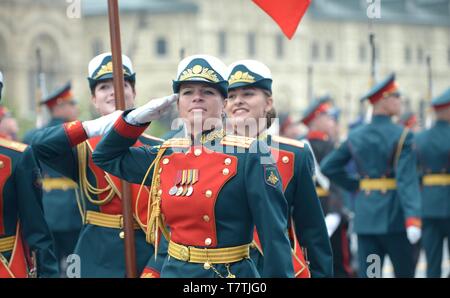 Mosca, Russia. 09 Maggio, 2019. Donne russe soldati marzo durante la vittoria annuale Giorno parata militare che segna il 74º anniversario della fine della II Guerra Mondiale in Piazza Rossa Maggio 9, 2019 a Mosca, in Russia. La Russia celebra l'evento annuale noto come la vittoria nella grande guerra patriottica con sfilate e un indirizzo nazionale da parte del Presidente Vladimir Putin. Credito: Planetpix/Alamy Live News Foto Stock