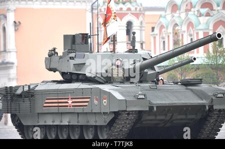 Mosca, Russia. 09 Maggio, 2019. Soldati russi parade passato la revisione stand in un T-14 Armata battaglia principale serbatoio durante la vittoria annuale Giorno parata militare che segna il 74º anniversario della fine della II Guerra Mondiale in Piazza Rossa Maggio 9, 2019 a Mosca, in Russia. La Russia celebra l'evento annuale noto come la vittoria nella grande guerra patriottica con sfilate e un indirizzo nazionale da parte del Presidente Vladimir Putin. Credito: Planetpix/Alamy Live News Foto Stock