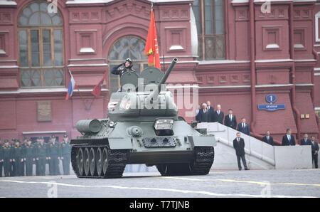 Mosca, Russia. 09 Maggio, 2019. Soldati russi parade passato la revisione stand in una seconda guerra mondiale era il serbatoio durante la vittoria annuale Giorno parata militare che segna il 74º anniversario della fine della II Guerra Mondiale in Piazza Rossa Maggio 9, 2019 a Mosca, in Russia. La Russia celebra l'evento annuale noto come la vittoria nella grande guerra patriottica con sfilate e un indirizzo nazionale da parte del Presidente Vladimir Putin. Credito: Planetpix/Alamy Live News Foto Stock