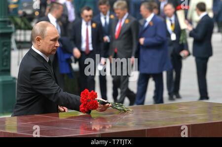 Mosca, Russia. 09 Maggio, 2019. Il presidente russo Vladimir Putin luoghi garofani rossi sulla tomba del Soldato Sconosciuto durante una cerimonia a seguito della vittoria annuale Giorno parata militare che segna il 74º anniversario della fine della II Guerra Mondiale in Piazza Rossa Maggio 9, 2019 a Mosca, in Russia. La Russia celebra l'evento annuale noto come la vittoria nella grande guerra patriottica con sfilate e un indirizzo nazionale da parte del Presidente Vladimir Putin. Credito: Planetpix/Alamy Live News Foto Stock