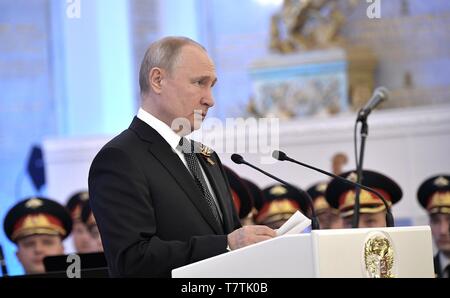 Mosca, Russia. 09 Maggio, 2019. Il presidente russo Vladimir Putin offre un indirizzo in corrispondenza di un contrassegno di ricezione alla 74anniversario della fine della II Guerra Mondiale presso il Cremlino Maggio 9, 2019 a Mosca, in Russia. Credito: Planetpix/Alamy Live News Foto Stock