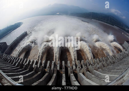 Pechino, Cina. 12 Luglio, 2018. Foto scattata a luglio 12, 2018 mostra lo scarico di acqua dalla diga delle Tre Gole, un gigantesco progetto di centrali idroelettriche sul Fiume Yangtze in Cina. La Cina si terrà la conferenza sul dialogo di civiltà asiatiche a partire dal 15 maggio. Sotto il tema "gli scambi e di reciproco apprendimento tra civiltà asiatiche e una comunità con un futuro condiviso", la conferenza comprende una cerimonia di apertura e sub-forum. Credito: Wen Zhenxiao/Xinhua/Alamy Live News Foto Stock