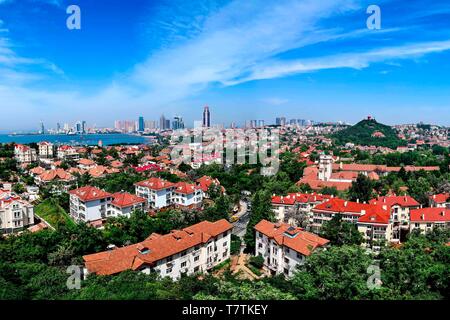 Pechino, Cina. Xxiv Maggio, 2018. Foto scattata il 24 Maggio 2018 mostra lo scenario della città di Qingdao, Cina orientale della provincia di Shandong. La Cina si terrà la conferenza sul dialogo di civiltà asiatiche a partire dal 15 maggio. Sotto il tema "gli scambi e di reciproco apprendimento tra civiltà asiatiche e una comunità con un futuro condiviso", la conferenza comprende una cerimonia di apertura e sub-forum. Credito: Guo Xulei/Xinhua/Alamy Live News Foto Stock