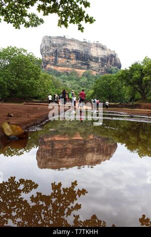 Pechino, Cina. Xii oct, 2017. Foto scattata il 12 ottobre 2017 illustra la Roccia di Sigiriya (Lion Rock) in Sri Lanka. La Cina si terrà la conferenza sul dialogo di civiltà asiatiche a partire dal 15 maggio. Sotto il tema "gli scambi e di reciproco apprendimento tra civiltà asiatiche e una comunità con un futuro condiviso", la conferenza comprende una cerimonia di apertura e sub-forum. Credito: Qin Qing/Xinhua/Alamy Live News Foto Stock