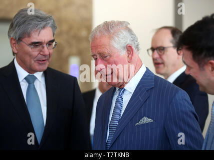 Monaco di Baviera, Germania. 09 Maggio, 2019. British Prince Charles (M) sorge accanto al CEO di Siemens Joe Kaeser (l) durante la sua visita alla sede centrale di Siemens. Credito: Michael Dalder/Reuters/Piscina/dpa/Alamy Live News Foto Stock