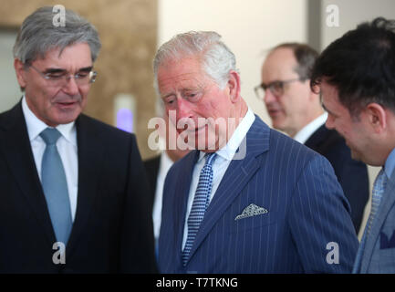 Monaco di Baviera, Germania. 09 Maggio, 2019. British Prince Charles (M) sorge accanto al CEO di Siemens Joe Kaeser (l) durante la sua visita alla sede centrale di Siemens. Credito: Michael Dalder/Reuters/Piscina/dpa/Alamy Live News Foto Stock