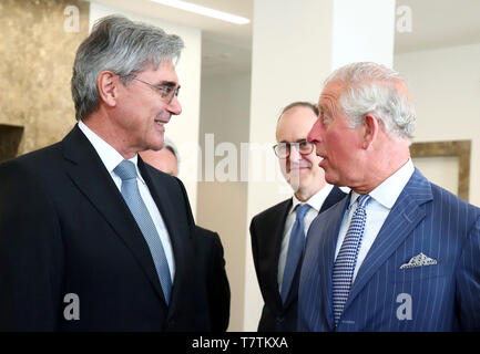 Monaco di Baviera, Germania. 09 Maggio, 2019. Durante la sua visita alla sede centrale di Siemens, il Principe Carlo (r) si pone al fianco di Joe Kaeser (l), presidente della Siemens Managing Board e Sir Sebastian legno, Ambasciatore Britannico. Credito: Michael Dalder/Reuters/Piscina/dpa/Alamy Live News Foto Stock