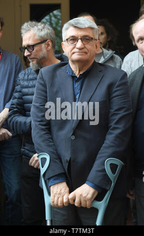 Venezia, Italia. 08 Maggio, 2019. Direttore Alexander Nikolayevich Sokurov sorge presso la Biennale Arte Venezia 2019 sui gradini del padiglione russo. L'esposizione internazionale d'arte inizia il 11.05.2019 e termina il 24.11.2019. Credito: Felix Hörhager/dpa/Alamy Live News Foto Stock