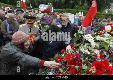 Kiev, Ucraina. Il 9 maggio, 2019. La gente si vede la posa di fiori per la Tomba del Soldato sconosciuto durante la vittoria al giorno.Reggimento immortale marzo segna il giorno della vittoria e 74anniversario della vittoria sulla Germania Nazista durante la Seconda Guerra Mondiale a Kiev. Credito: Pavlo Gonchar SOPA/images/ZUMA filo/Alamy Live News Foto Stock