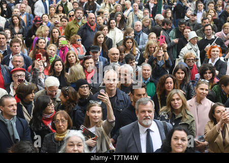 Venezia, Italia. 08 Maggio, 2019. Visitatori stand nella parte anteriore del padiglione russo durante un discorso alla Biennale Arte Venezia 2019. L'esposizione internazionale d'arte inizia il 11.05.2019 e termina il 24.11.2019. Credito: Felix Hörhager/dpa/Alamy Live News Foto Stock