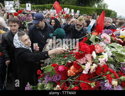 Kiev, Ucraina. Il 9 maggio, 2019. La gente si vede la posa di fiori per la Tomba del Soldato sconosciuto durante la vittoria al giorno.Reggimento immortale marzo segna il giorno della vittoria e 74anniversario della vittoria sulla Germania Nazista durante la Seconda Guerra Mondiale a Kiev. Credito: Pavlo Gonchar SOPA/images/ZUMA filo/Alamy Live News Foto Stock