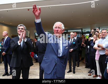 Monaco di Baviera, Germania. 09 Maggio, 2019. British Prince Charles (M) sorge accanto al CEO di Siemens Joe Kaeser (l) durante la sua visita alla sede centrale di Siemens. Credito: Michael Dalder/Reuters/Piscina/dpa/Alamy Live News Foto Stock