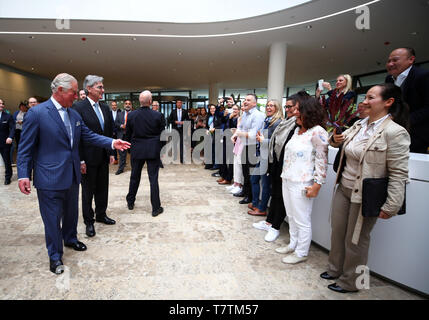 Monaco di Baviera, Germania. 09 Maggio, 2019. British Prince Charles (.) è in piedi accanto a Siemens CEO Joe Kaeser (secondo da sinistra) durante la sua visita alla sede centrale di Siemens. Credito: Michael Dalder/Reuters/Piscina/dpa/Alamy Live News Foto Stock