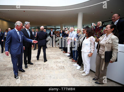 Monaco di Baviera, Germania. 09 Maggio, 2019. Il British Prince Charles (sinistra) è in piedi accanto a Siemens CEO Joe Kaeser (secondo da sinistra) durante la sua visita alla sede centrale di Siemens. Credito: Michael Dalder/Reuters/Piscina/dpa/Alamy Live News Foto Stock