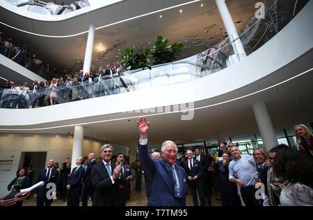 Monaco di Baviera, Germania. 09 Maggio, 2019. Il British Prince Charles (M) onde per i dipendenti Siemens durante la sua visita alla Siemens Corporate Headquarters accanto al CEO di Siemens Joe Kaeser (l). Credito: Michael Dalder/Reuters/Piscina/dpa/Alamy Live News Foto Stock