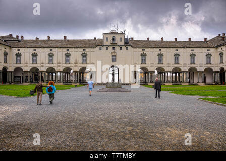 Cortile del Santuario di Oropa in Piemonte Foto Stock