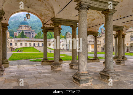 Cortile del Santuario di Oropa in Piemonte Foto Stock