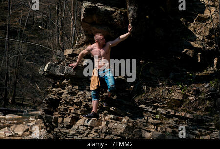 Sport forte uomo si arrampica la montagna Foto Stock