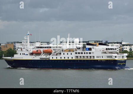 Expedition Cruise Ship National Geographic Explorer visto scendere il fiume Tamigi dopo una breve visita a Londra Foto Stock