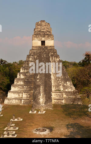 Tempio della grande Jaguar, o tempio 1, al tramonto - rovinato tempio maya di Tikal sito patrimonio mondiale dell'UNESCO, Tikal, Guatemala America Centrale Foto Stock