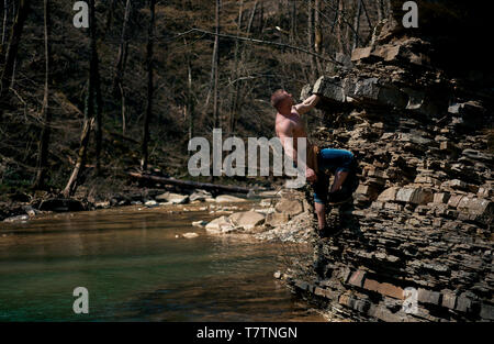 Sport forte uomo si arrampica la montagna Foto Stock