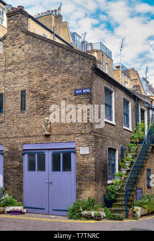 Pietra grottesche di Griffin e vasi di fiori su una casa scala. Colomba Mews, South Kensington SW7, Londra. Inghilterra Foto Stock