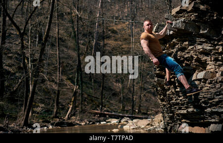 Sport forte uomo si arrampica la montagna Foto Stock